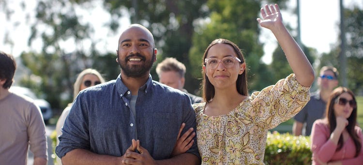 couple bidding at auction 5 top auction tips blog header image